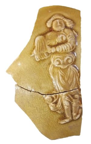 圖示在香港大嶼山赤鱲角深灣村出土的長沙窰釉瓷片，上有異域人像。