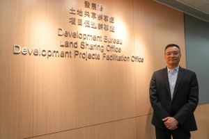 發展局項目促進辦事處總監周文康表示，「城中學舍計劃」對症下藥，在多方面拆牆鬆綁，鼓勵市場以自資和私營方式把現有商廈改裝為學生宿舍。