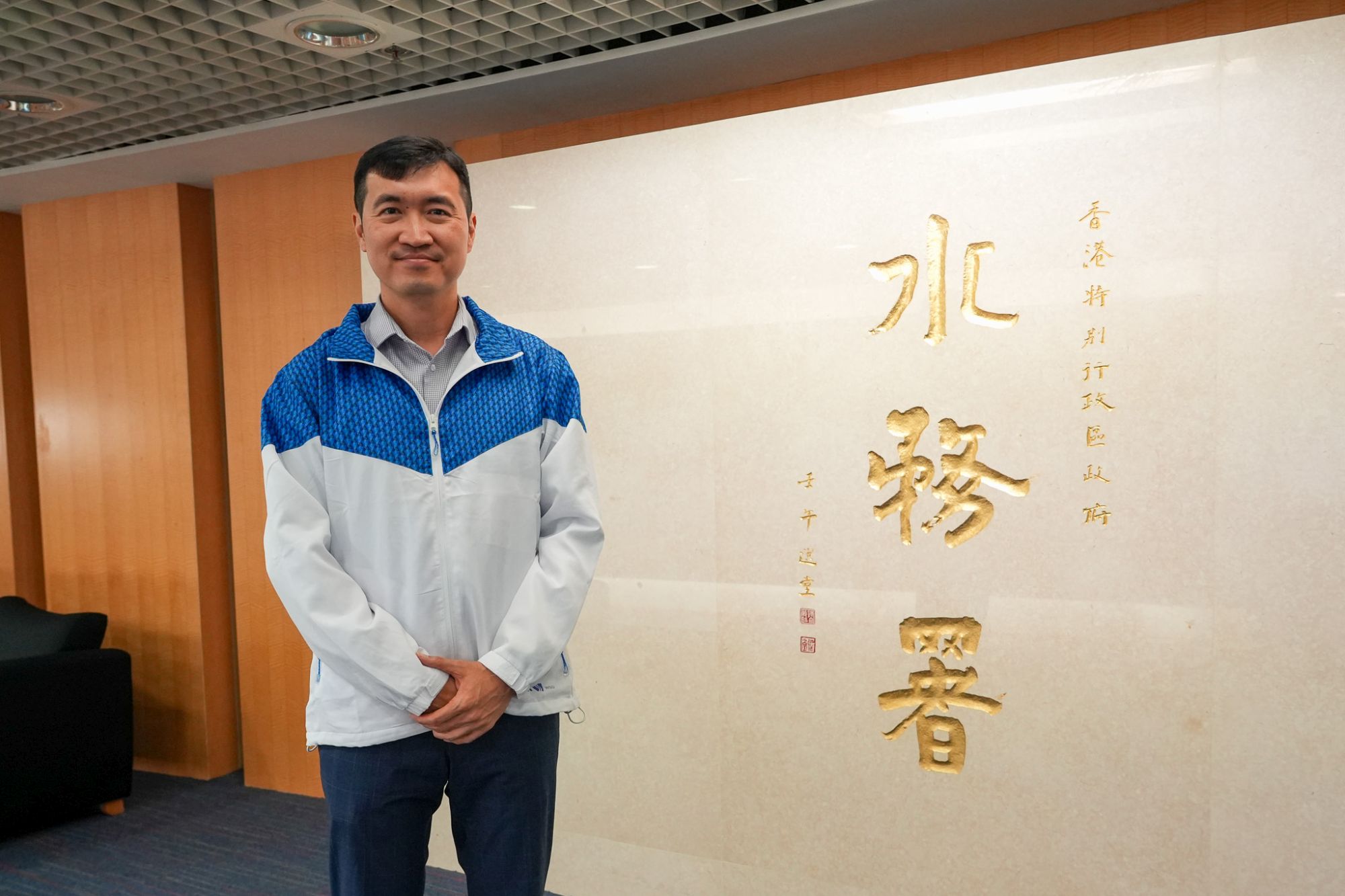 水務署總工程師（香港及離島區）連登泰表示，發展局及水務署以「一脈相連　飲水思源」為主題，自去年九月起聯同多個專業及社會團體舉辦一系列多元化活動，讓市民深入了解東江水供港歷史及意義，當中包括於七月份舉行的「識水思源」國家水利建設暨文化科技參訪團及東深供水工程舞台劇《青春印豐碑》。