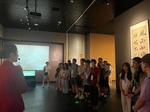 圖示參訪團中學生團員參觀安陽殷墟博物館。