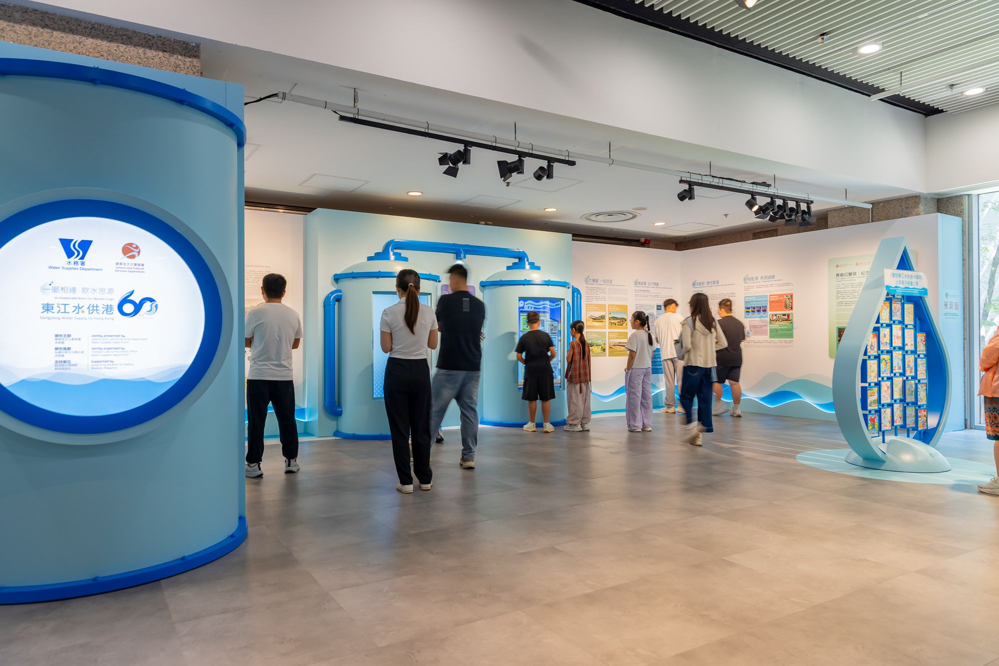 康樂及文化事務署轄下的弘揚中華文化辦公室和水務署由八月二十三日至十二月十五日，在香港歷史博物館一樓大堂聯合舉辦「一脈相連　飲水思源 — 東江水供港60周年」展覽。