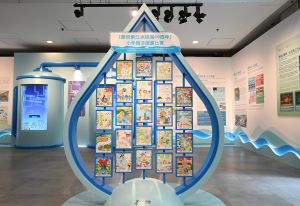 圖示在展覽中展示「慶祝東江水供港60周年」小學親子繪畫比賽的得獎作品。