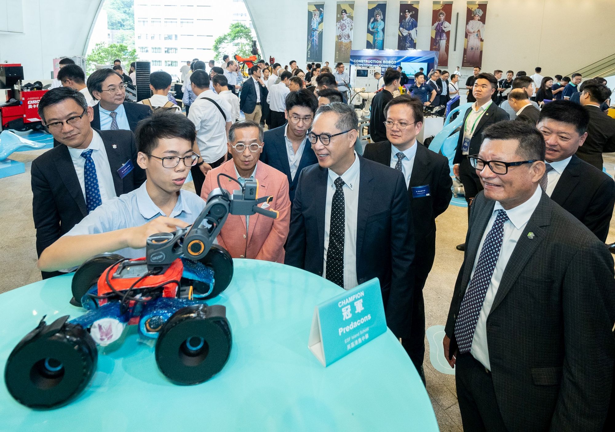 展覽展出燒焊機械人、機械狗、無人機等20多部負責不同建築工序的機械人，讓業界及公眾了解機械人技術的應用。