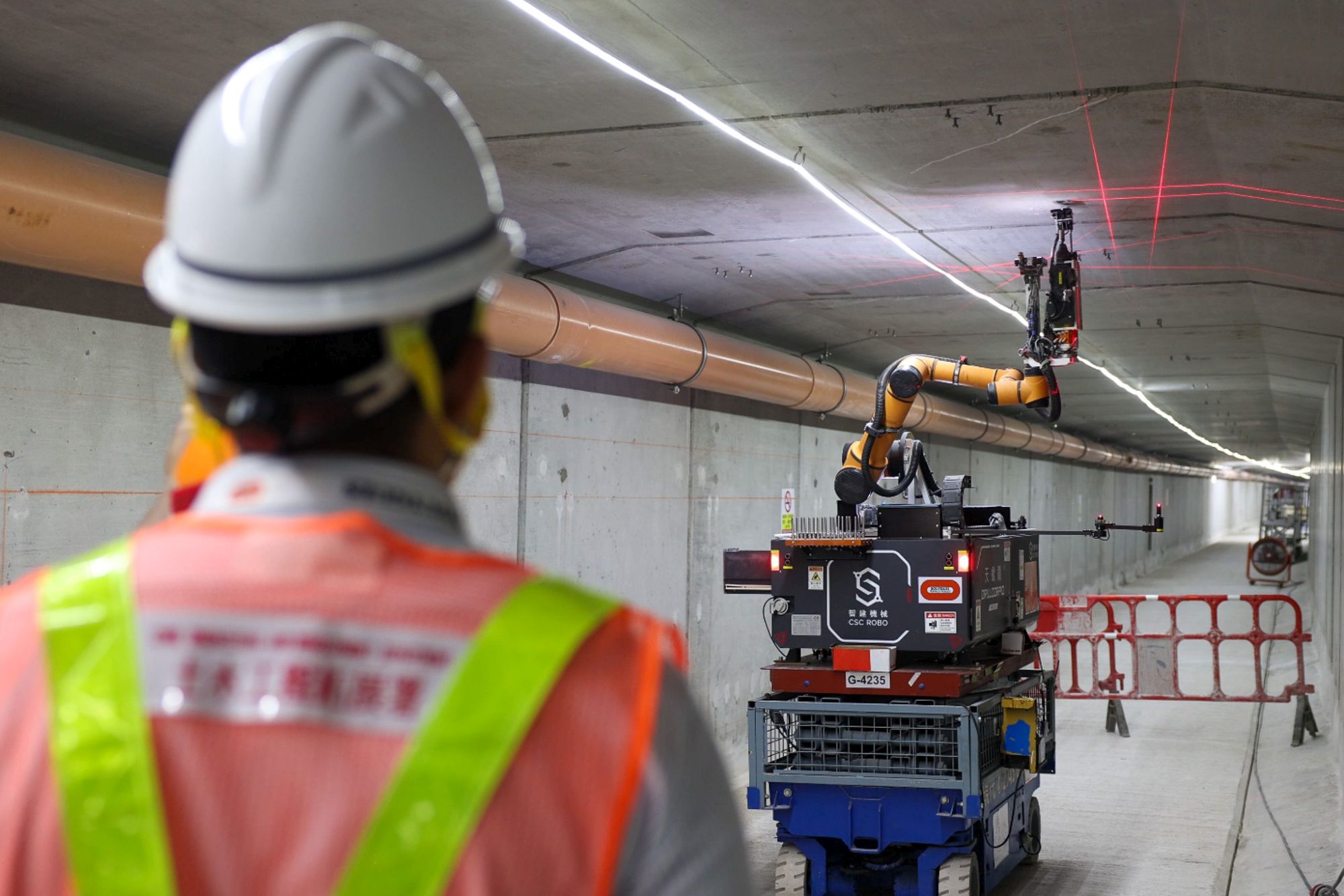 鑽孔機械人利用激光掃描技術確定好位置，並於隧道內的牆身及天花準確地鑽孔及裝上繫穩螺絲，同時會吸走過程中產生的粉塵，不僅提升工人職業安全健康水平，亦節省時間和人力成本。