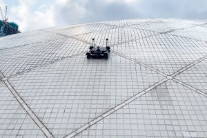 爬壁機器人能夠搭載不同類型的樓宇檢測設備，如高清相機、360度全景鏡頭、紅外線熱成像儀、超聲波儀器及地質雷達等，有助樓宇檢測人員全面掌握大廈外牆的狀況。