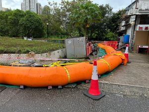 超強颱風「樺加沙」引致的風暴潮可能會令本港沿岸水位上升。為應對可能出現的水浸，渠務署在大埔普益里設置臨時充水式擋水壩。