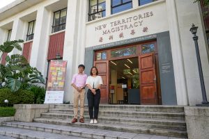香港青年協會領袖學院總監周若琦（右）介紹前身為粉嶺裁判法院的領袖學院，並指學院作為多套電影的拍攝場地，有助加深青年認識香港歷史建築的興趣。