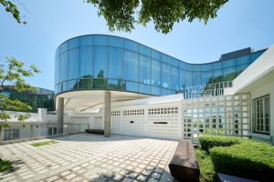 圖示香港賽馬會芝加哥大學教育綜合大樓｜芝加哥大學袁天凡、慧敏校園。