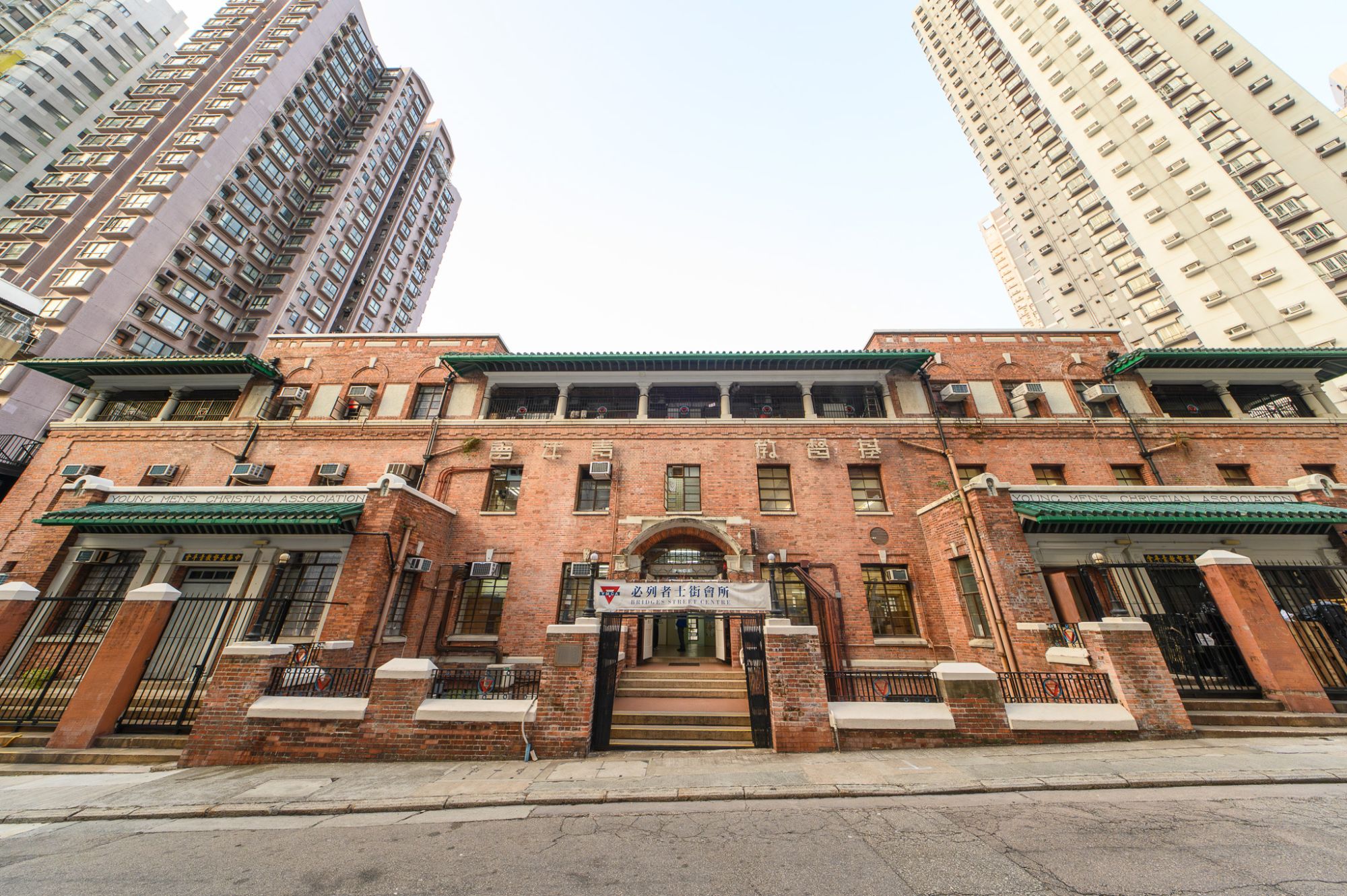 圖示香港中華基督教青年會必列者士街會所（香港中華基督教青年會）。