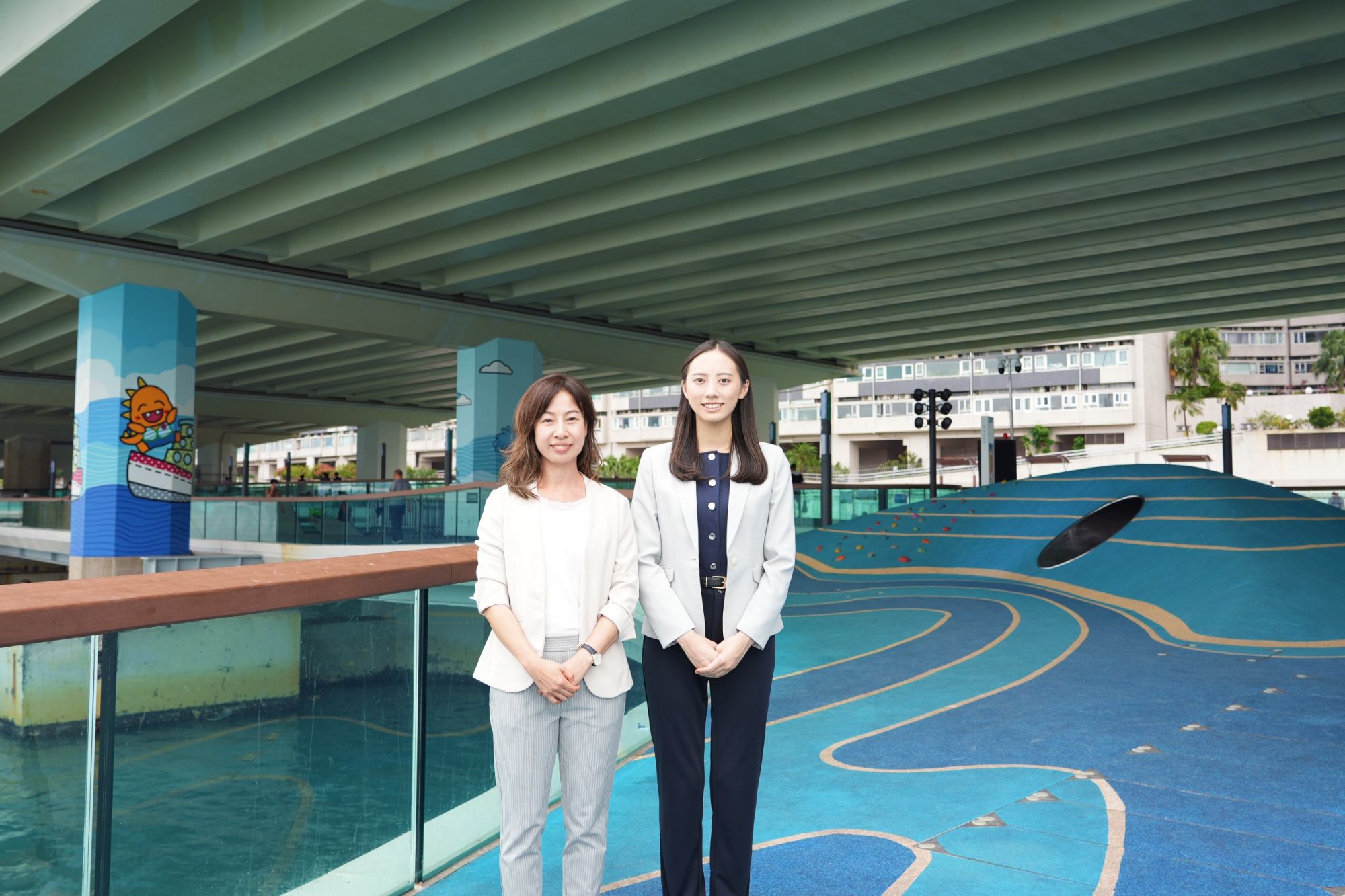 發展局項目經理（海港）陳麗娟（左）及發展局助理秘書長（海港）鄭雪情（右）表示，發展局與各界一直致力以「先駁通、再優化」策略優化海濱，目標是在2028年將維港海濱長廊的總長度延長至34公里。近年，發展局積極推出不同新猷，為海濱注入新動力。