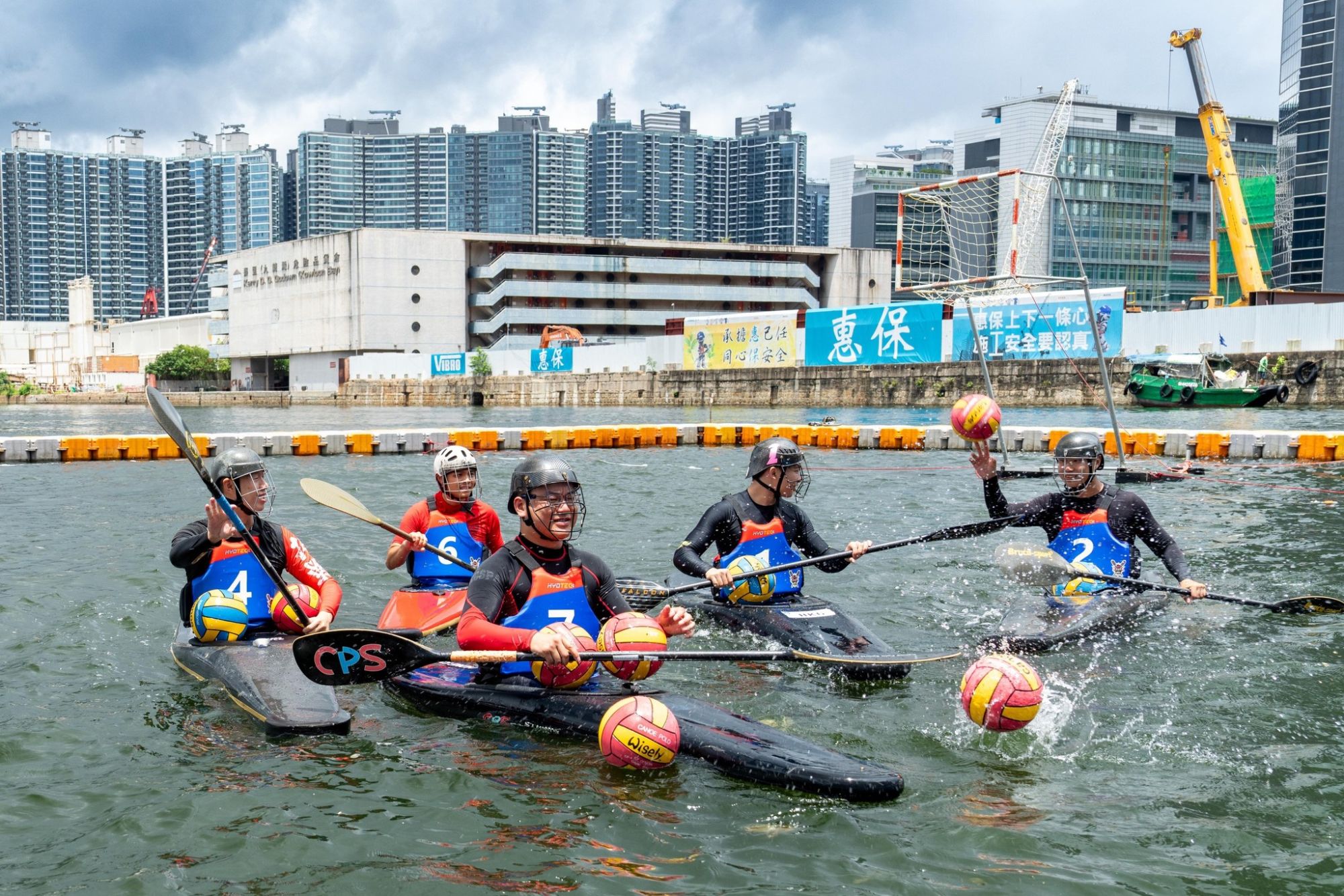 在觀塘海濱曾成功舉辦多項本地及國際大型比賽及水上活動（包括水球比賽及龍舟賽等）。此外，三個水上訓練中心已進駐觀塘海濱用地並逐步啟用，為本地水上運動與旅遊發展增添活力。