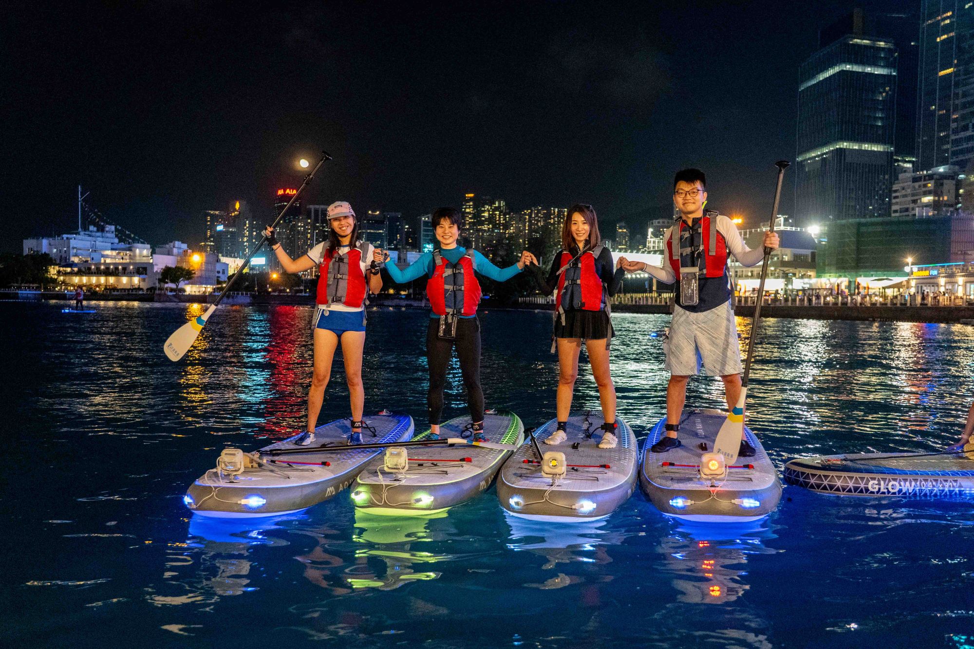 「海洋新幹線水上活動中心」座落於灣仔水上運動及康樂主題區，是港島市區內首個同類設施，透過提供多元化的水上休閒和訓練等活動，致力為公眾打造全齡化及寵物友善的親水空間。