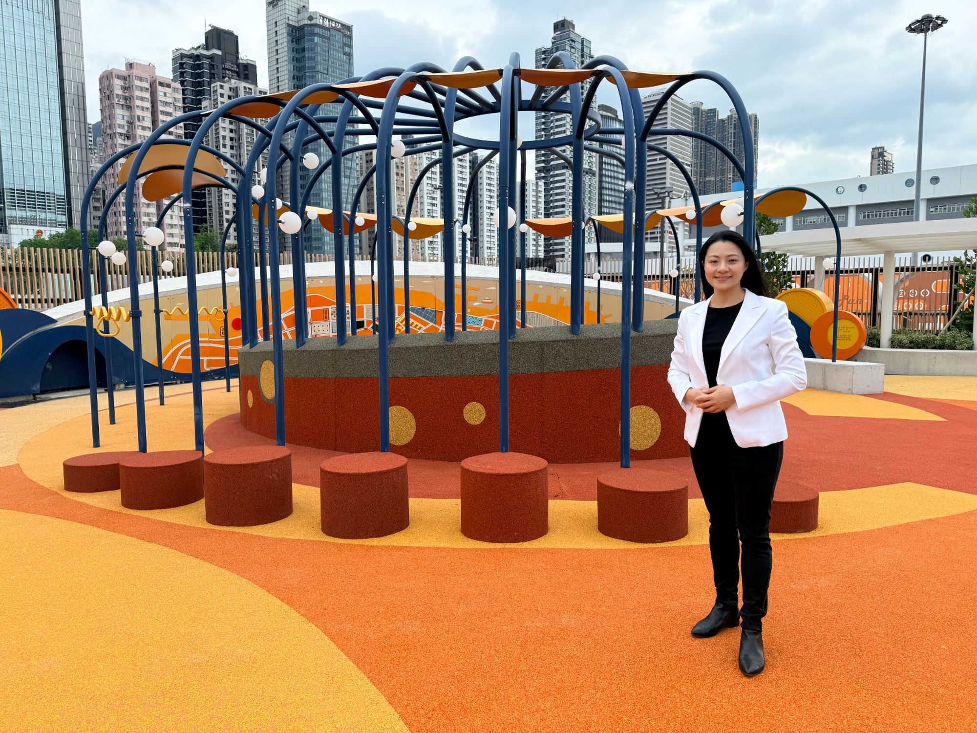 建築署高級建築師鄭曉盈介紹，全新落成並將於年底啟用的西營盤海濱公園打造兼具休閒玩樂與景觀功能的優質公共空間，為大家帶來臨海新體驗。