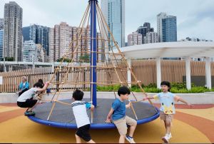 西營盤海濱公園充滿多元活力，設有觀景平台、共融遊樂設施及寵物公園等，並貫通東西兩端的海濱長廊。