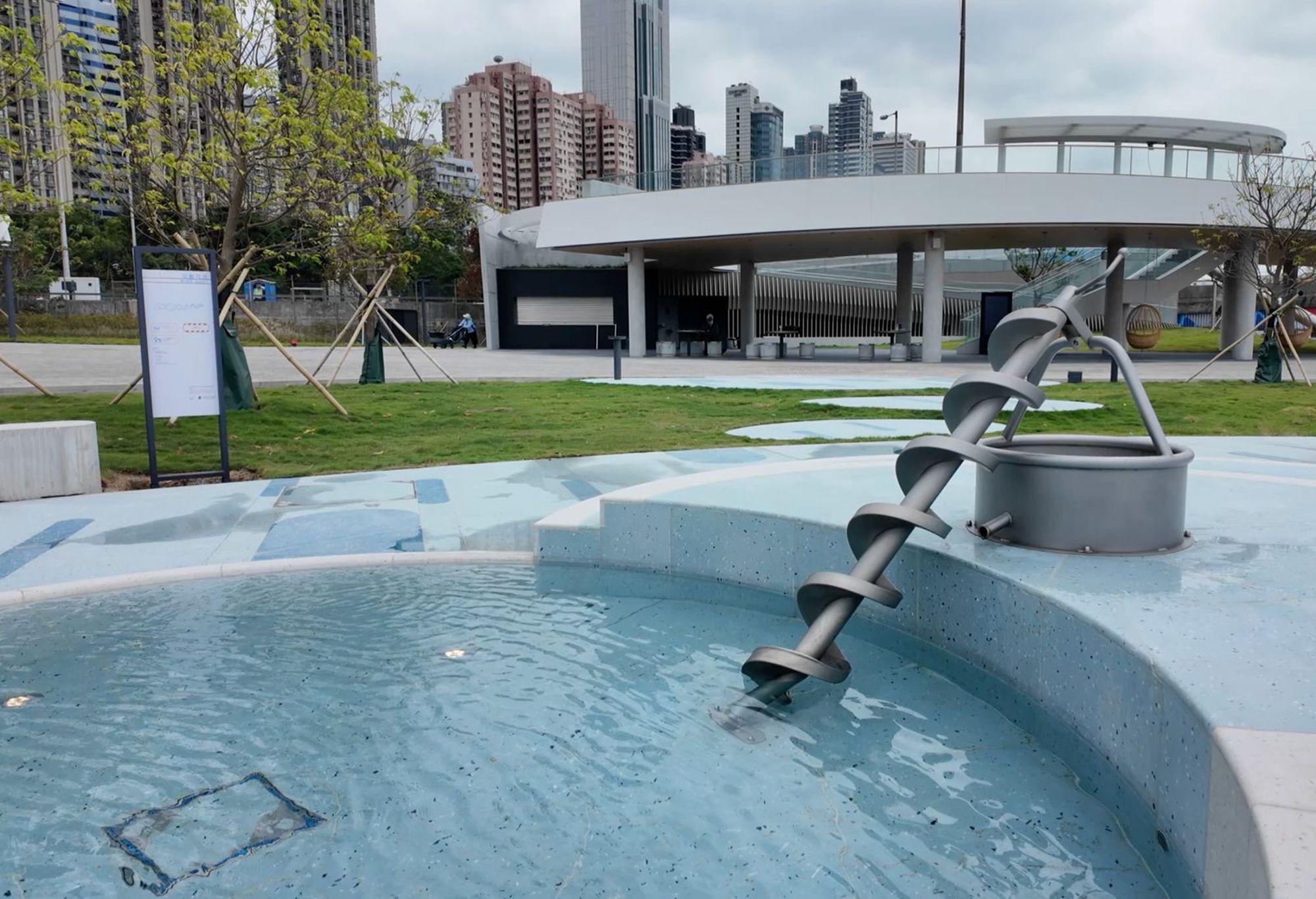 維港海濱首次出現的嬉水嬉沙區，突破傳統遊樂場的觸感體驗。