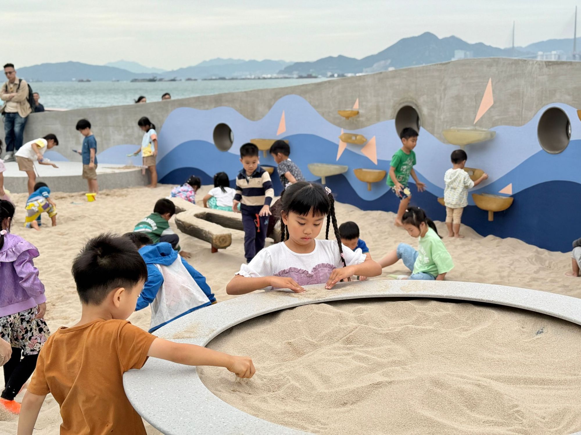 維港海濱首次出現的嬉水嬉沙區，突破傳統遊樂場的觸感體驗。