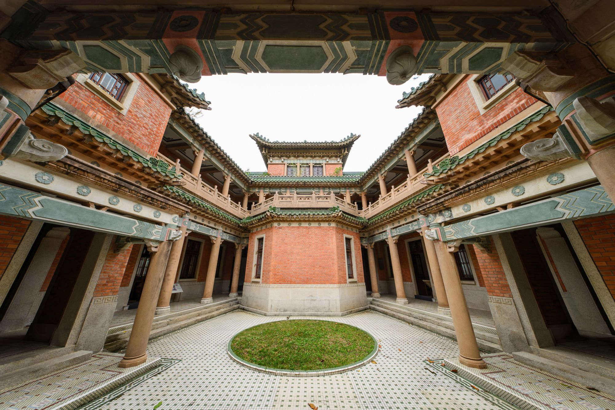 主樓採用嶺南傳統的三合院式布局，主屋加兩側翼，座北向南，南面建有照壁牆形成內院。建築師並沒有完全依照傳統格局，兩翼刻意微微張開，既能讓內院空間更加開闊，使內部在夏天時引進南風，冬天時吸取陽光，達致冬暖夏涼之效。