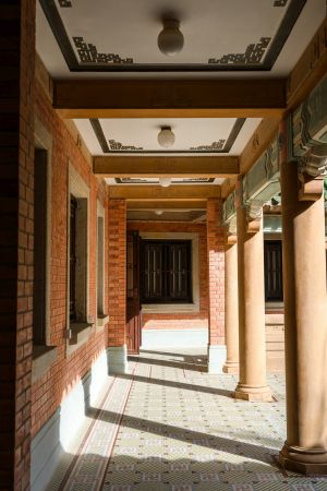 圖示大宅外廊。