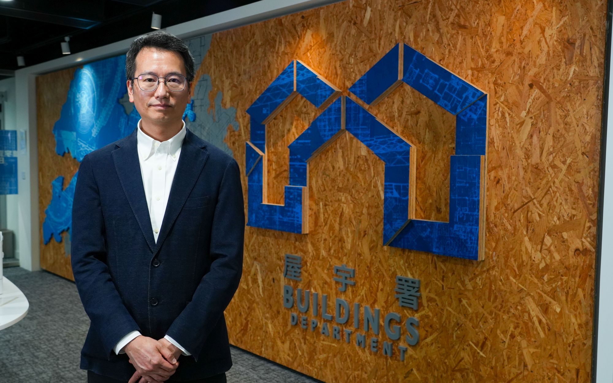 屋宇署署長何鎮雄表示，針對北部都會區內適用的發展項目，得到相關政府部門配合，屋宇署會進一步加快處理首次提交或經重大修訂的一般建築圖則，將審批時間由現時的60天縮短至45天。