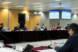 發展局兩個小組會定期舉行會議，處理個案和監察績效。