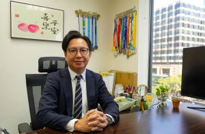 香港測量師學會副會長謝志堅形容，業界對新措施實施反應正面，認為新措施鼓勵上級及早介入及協調處理問題，相信有助加快審批時間。