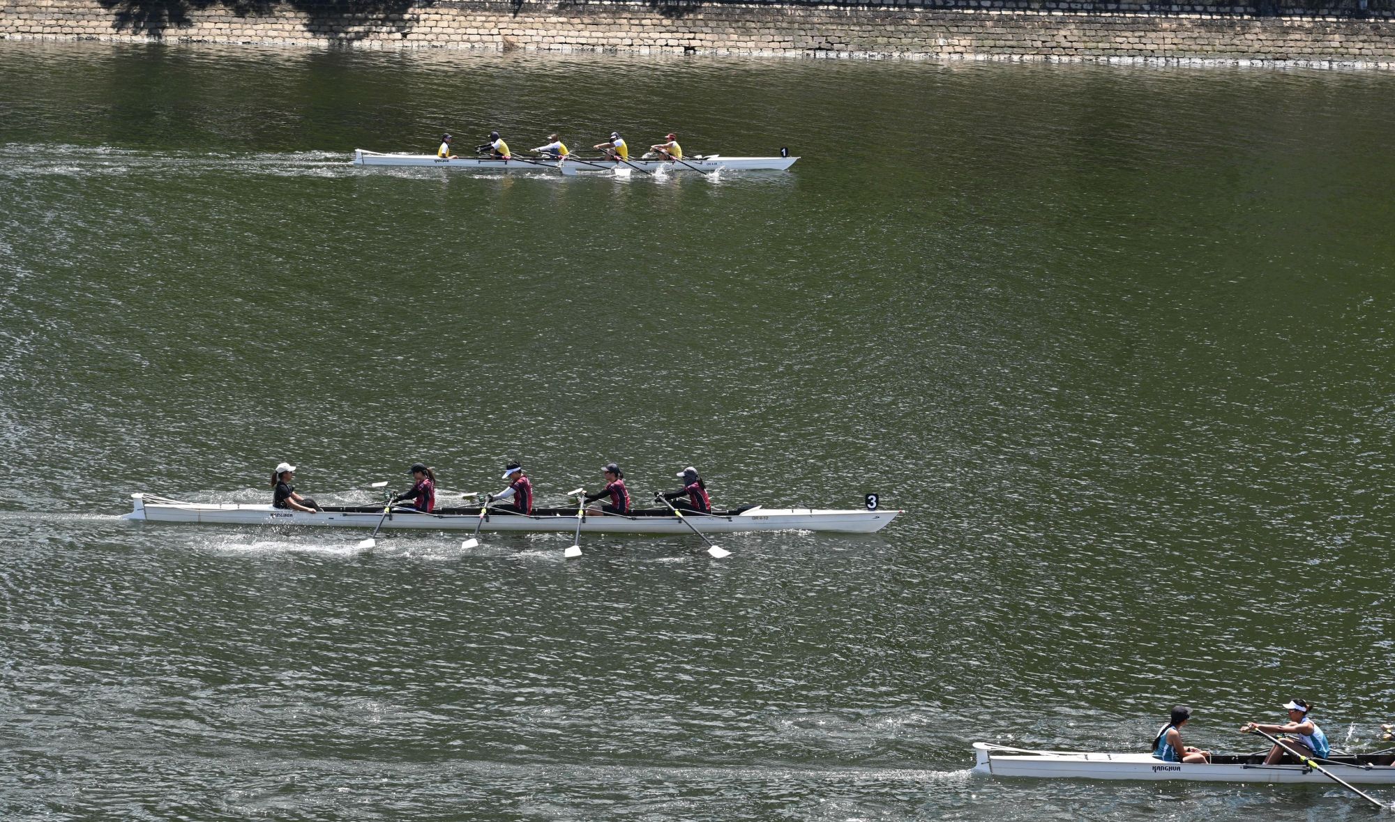 水務署聯同中國香港賽艇協會於去年九月在賽馬會沙田賽艇中心合辦「東江供水60周年傳承划」，吸引共18個工務部門、公共服務機構、工程顧問公司及大學超過250人參加。