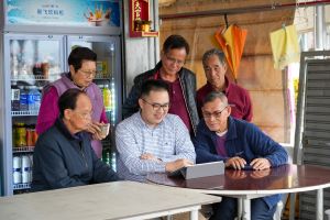 梁國華與三門仔居民代表石廣燕（前排左一）、三門仔漁民代表石繼華（後排中）及其他村民交流新碼頭使用意見。