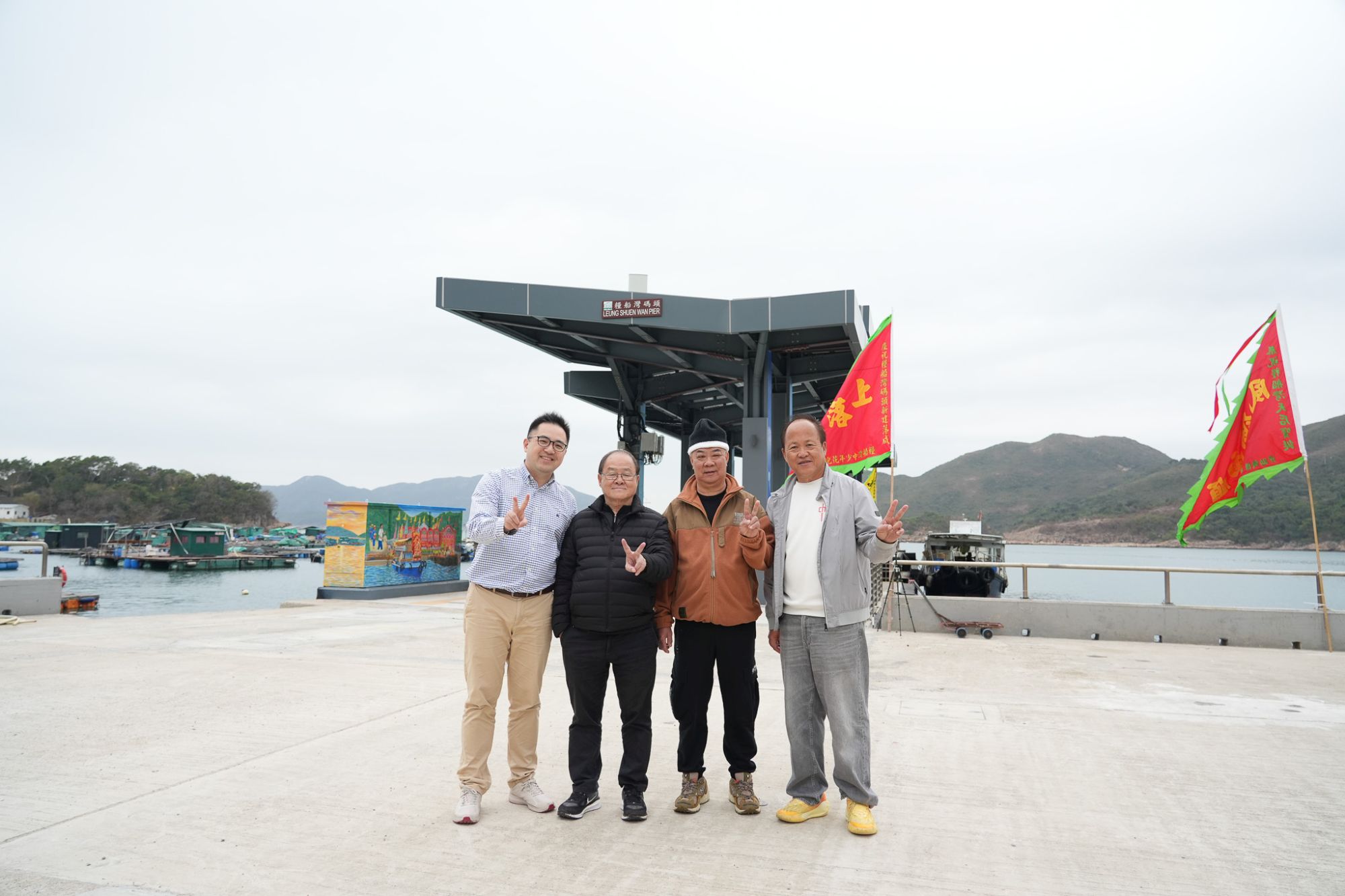 梁國華與糧船灣天后宮值理會代表張溢良（左二）及張溢中（右一）等合照。