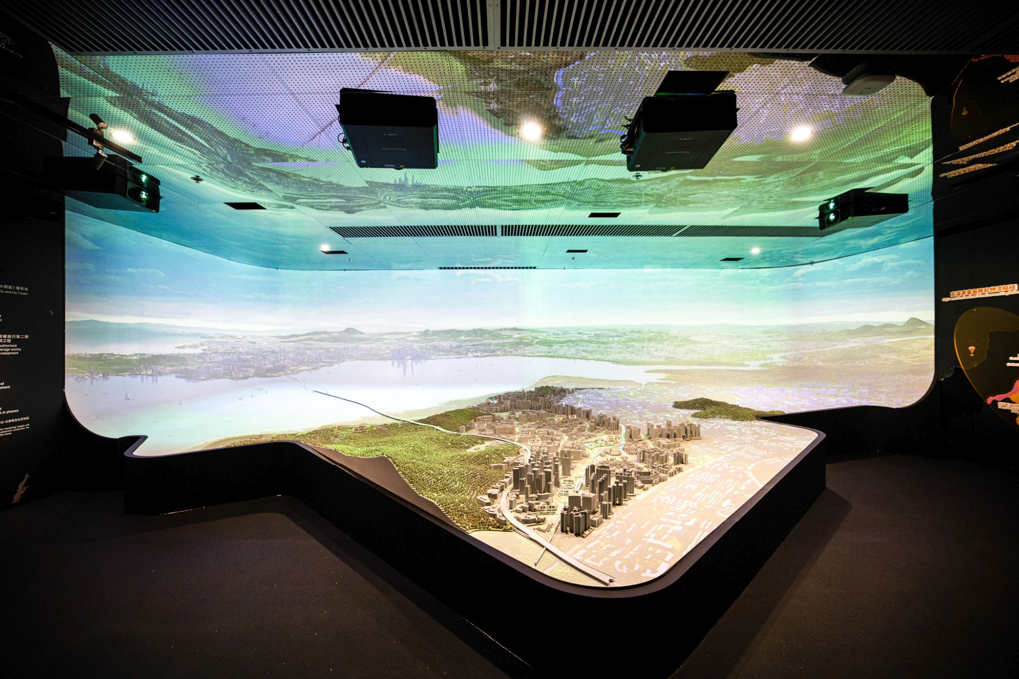 洪水橋／厦村新發展區社區聯絡中心設有沉浸式數碼體驗區及生動呈現新發展區藍圖的沙盤模型，介紹區內智慧綠色交通網絡、豐富歷史文化資源，以及結合發展與生態保育的「基於自然的解決方案」。