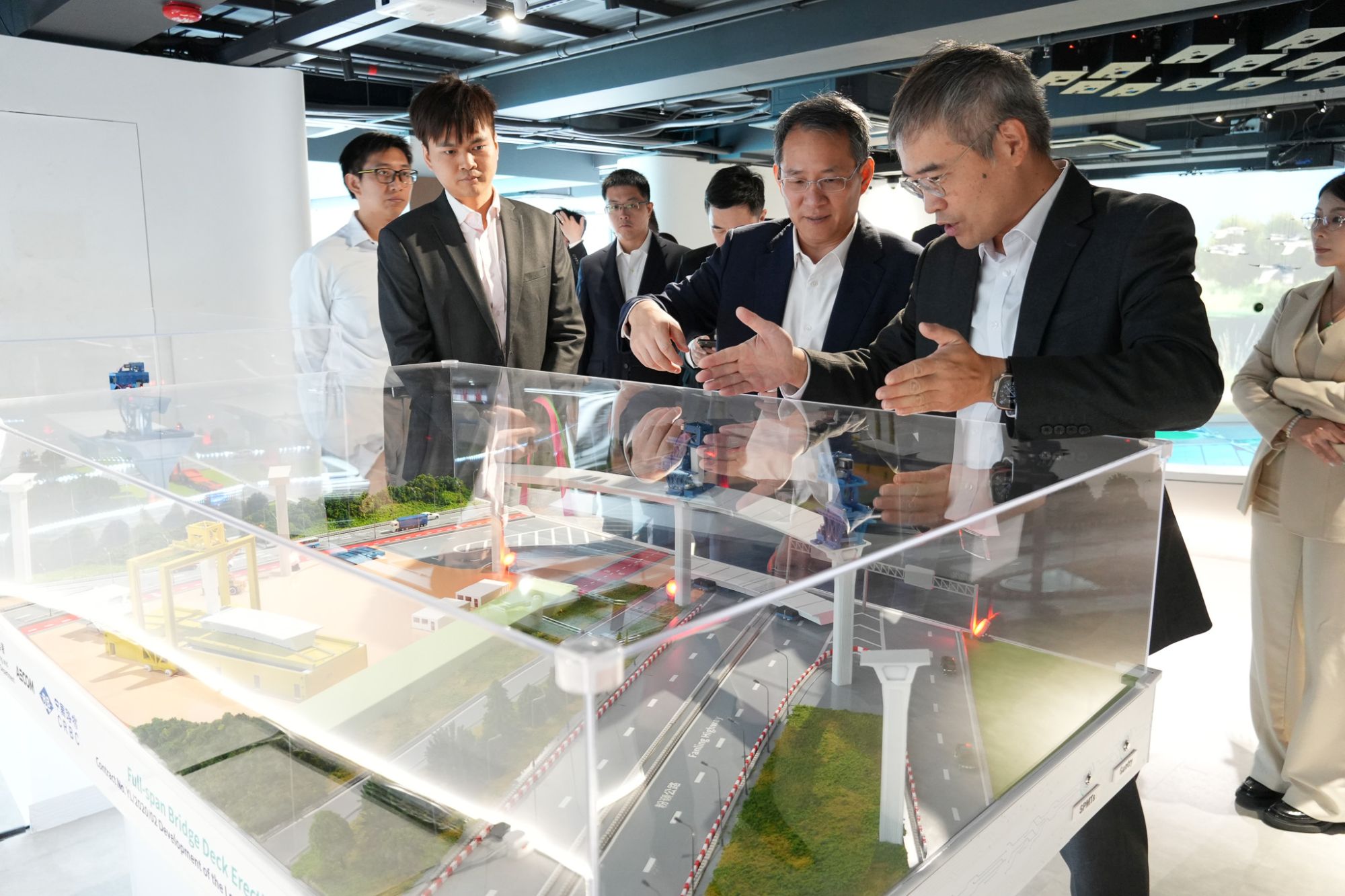 「河套科創築城館」以互動體驗形式，全方位呈現河套區在創新科技、生態保育等領域的最新成果，至今已累計接待超過120個參訪團體，總參觀人數突破5 000人次，其中商業及企業團體佔比達八成。