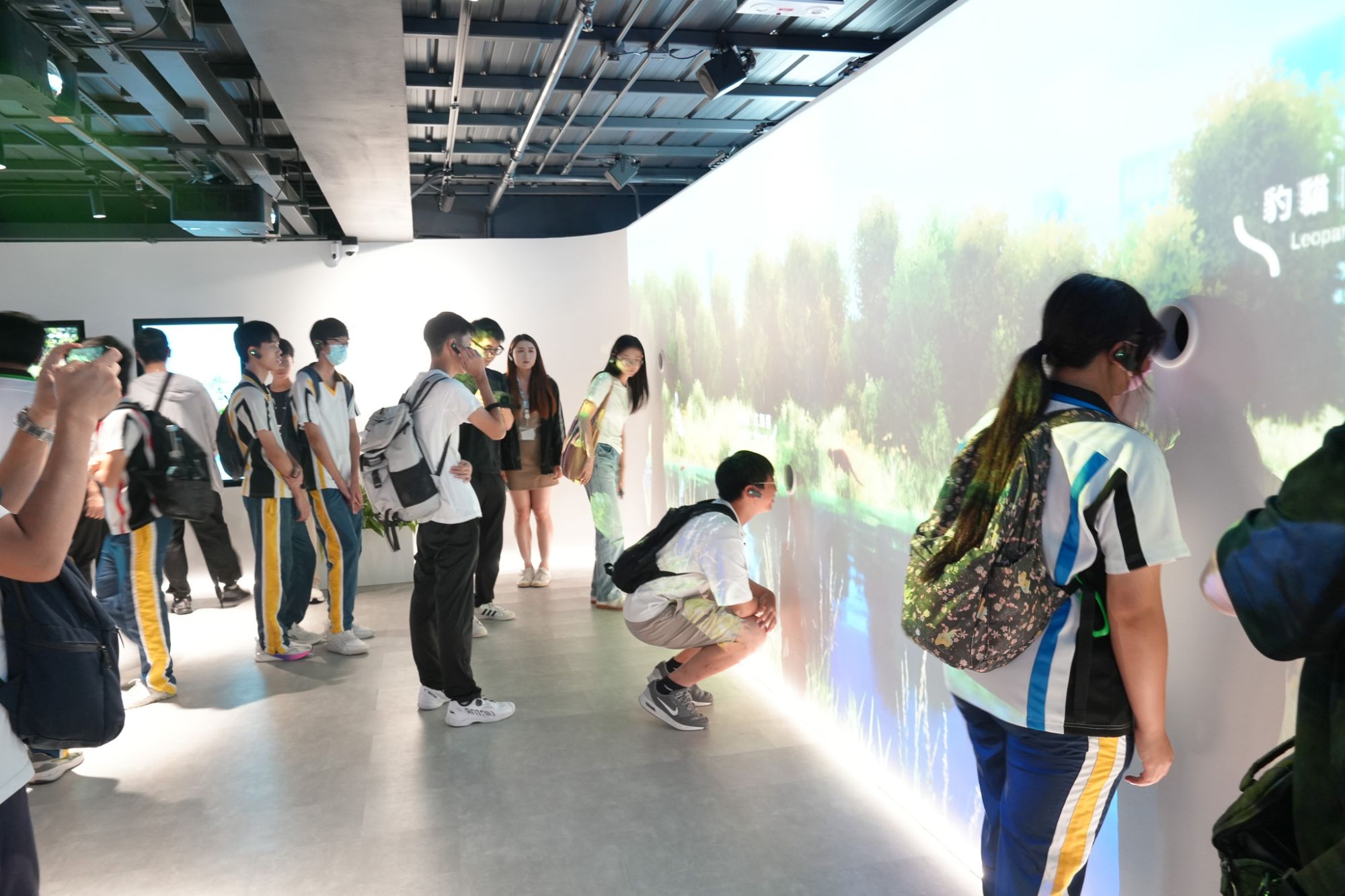 「河套科創築城館」以互動體驗形式，全方位呈現河套區在創新科技、生態保育等領域的最新成果，至今已累計接待超過120個參訪團體，總參觀人數突破5 000人次，其中商業及企業團體佔比達八成。