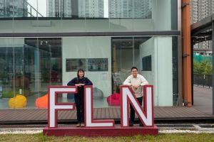 土拓署北拓展處工程師鄭允健（右）和土拓署北拓展處工程師陳曉彤（左）介紹於2023年開幕的粉嶺北社區聯絡中心。