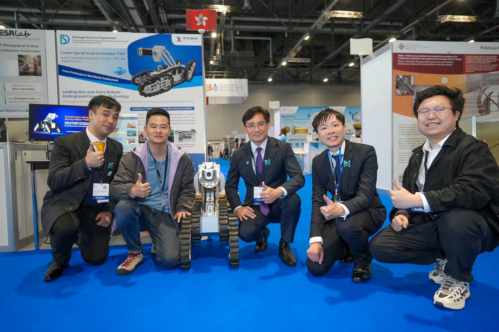 渠務署署長莫永昌（中）、渠務署工程師（排水系統策劃）黃卓悅（左一）與 渠務署同事及武漢中儀物聯技術股份有限公司代表隊合照。