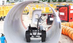 水務署的燒焊機械人「智管焊」專為接駁鋼製水管及緊急水管維修而設，能夠進入管道內進行焊接及維修。