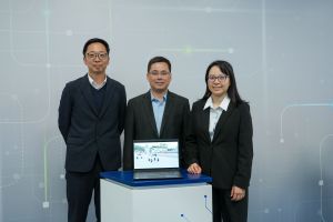 （左起）機電工程署工程師（保安工程／渠務服務）梁其健、助理署長李志良工程師以及機電工程署工程師（無人機、機器人及自動化）陳敏婷介紹部門獲獎項目。