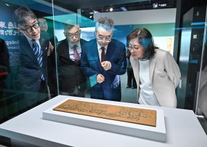 發展局局長甯漢豪（右一）、中國文物交流中心主任譚平（右二）、古物諮詢委員會主席許焯權教授（左二）和保育歷史建築諮詢委員會主席蘇彰德教授（左一）參觀展覽。