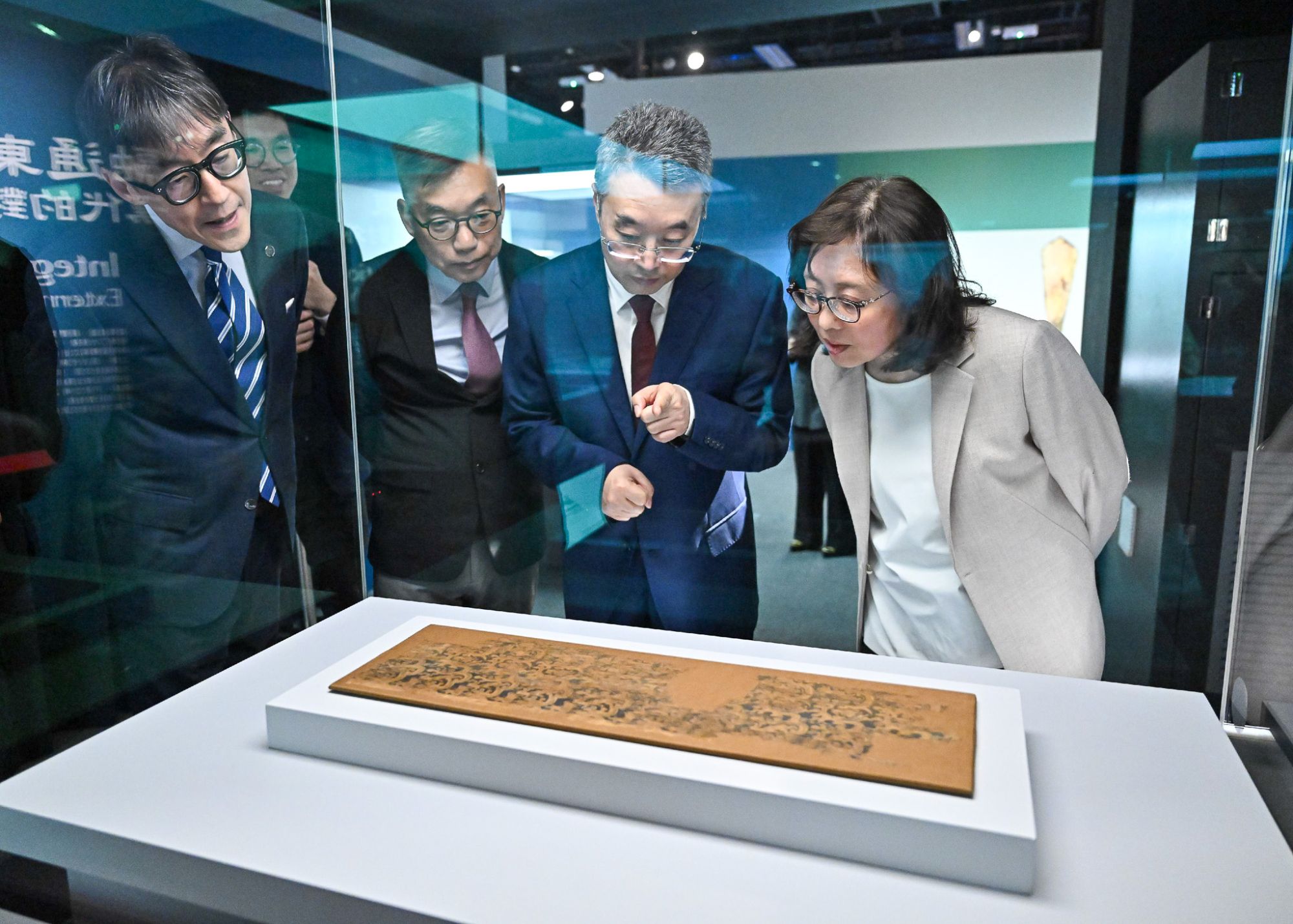 發展局局長甯漢豪（右一）、中國文物交流中心主任譚平（右二）、古物諮詢委員會主席許焯權教授（左二）和保育歷史建築諮詢委員會主席蘇彰德教授（左一）參觀展覽。