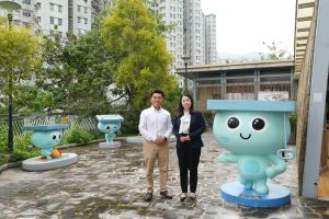 香港建科院項目經理徐瀚嵐（左）和渠務署工程師（岩洞工程）許芳琳（右）介紹香港建科院推出的「建築產品認可計劃」（CPAS），透過一站式認可機制將合規產品納入中央資料庫，進一步簡化物料應用的審批程序。