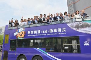 圖示通車儀式主禮嘉賓在繞道上乘坐開篷巴士。