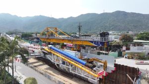 「紫荊號」整合「支撐、挖掘、推進、預製件安裝與回填」五大工序，實現全機械化、一體化地面施工。