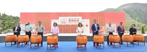 大澳鹽田橋及寶珠潭橋開幕典禮上月舉行。圖示（左二起）土木工程拓展署署長方學誠、新界鄉議局主席劉業強、民政及青年事務局局長麥美娟、發展局局長甯漢豪、中央人民政府駐香港特別行政區聯絡辦公室新界工作部副部長孫學偉、立法會發展事務委員會主席林筱魯、大澳鄉事委員會主席何紹基，以及其他嘉賓主持開幕典禮。