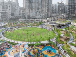 將軍澳南公園以園境設計與藍綠概念，打造出一個多功能空間，既可提升社區應對極端降雨韌性，亦能連繫居民生活。公園今年一月全面開放，並於四月榮獲香港園境師學會2025年「卓越公共發展項目」金獎。