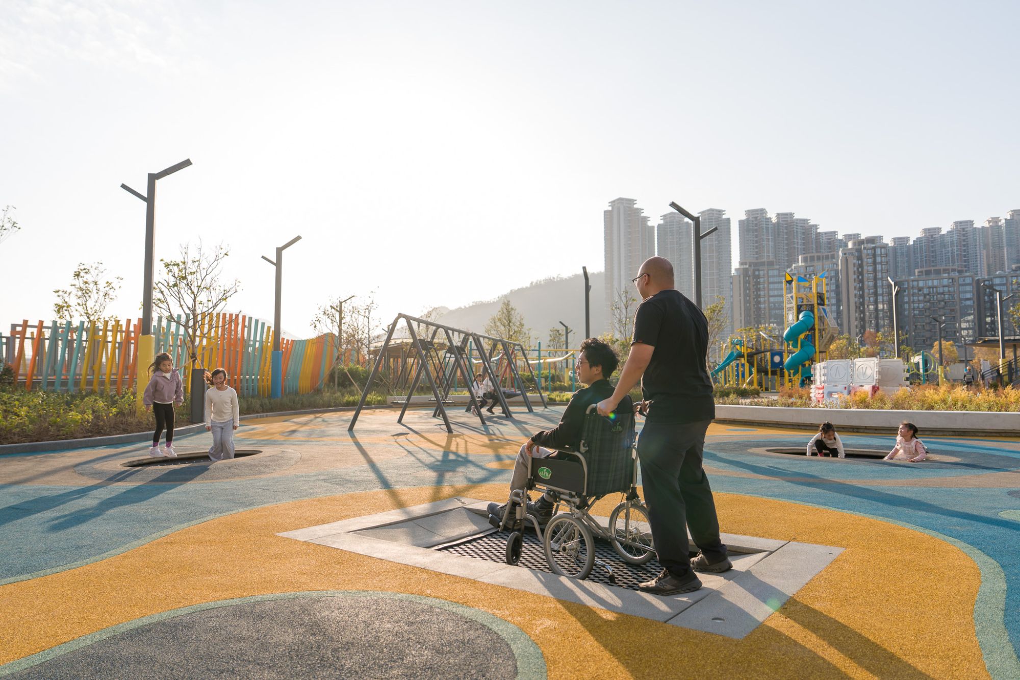 公園設有兒童單車公園，讓小朋友在安全的環境下踏單車。場內亦設有適合不同年齡和能力人士使用的共融遊樂設施，例如邊緣以坡道設計的彈床，方便輪椅人士進出，促進社會共融。