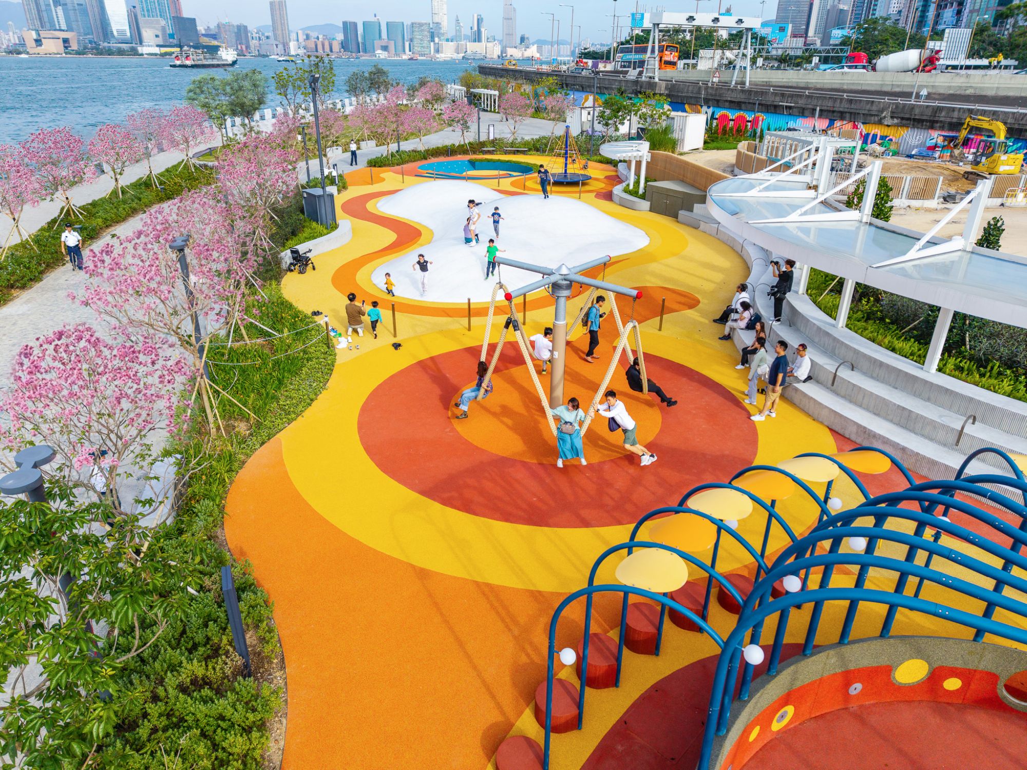西營盤海濱公園以多種顯花植物為特色，建築署於園內栽種了紫花風鈴木、樹頭菜、複羽葉欒樹等超過140棵樹木。