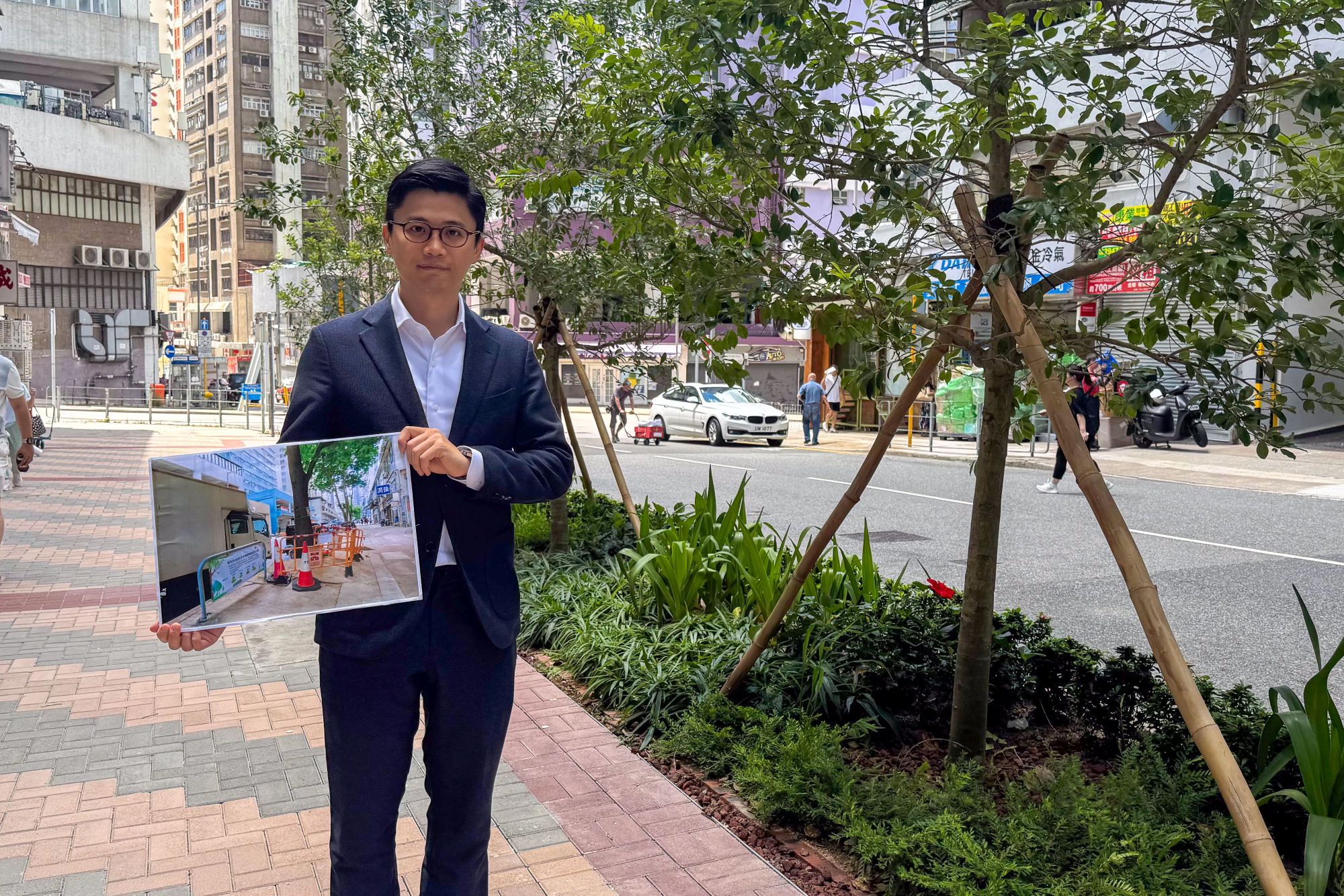 沙田區議員鄧肇峰形容，經改善的行人道路，面貌與以往截然不同。他指出，改善前行人路旁有五棵大樹，其樹根導致行人路隆起；改善措施一方面重新種植合適樹種，更重要的是重鋪路面，令行人路更平坦。