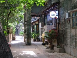 廣州泮塘古村是一座擁有900多年歷史的嶺南水鄉古村落，位於廣州市荔灣區，既保留了現原有風貌，亦引入了文化產業。
