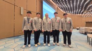 機電工程署署長潘國英與選手合照:空調冷氣優異獎選手李永健（左一）及其他選手溫裕豐（左二）、黃柏熹（右一）及潘卓謙（右二）。