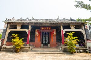 法定古蹟廖萬石堂建於清朝雍正初年，是上水鄉廖族的祖祠，族人在此祭祖、宴慶和商議鄉事。