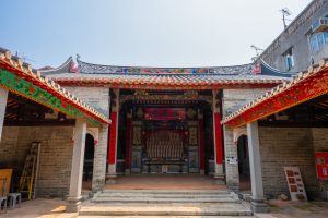 應龍廖公家塾又稱「顯承堂」，建於清朝道光十八年（1838年），屬一級歷史建築，其後曾辦鳳溪幼稚園，並於2006年獲聯合國教科文組織亞太區文物古蹟保護獎榮譽獎。