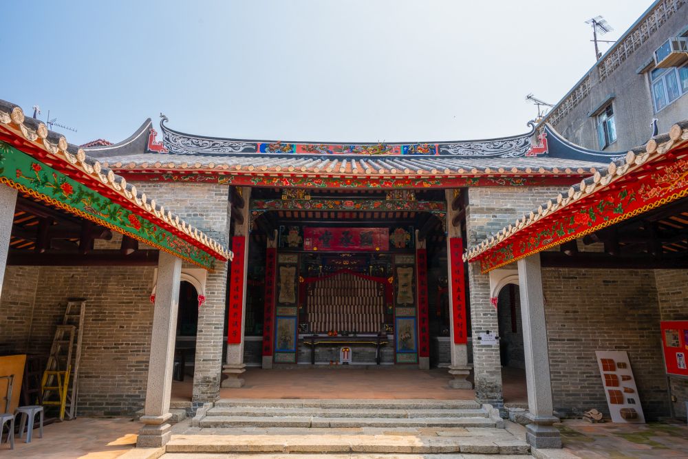應龍廖公家塾又稱「顯承堂」，建於清朝道光十八年（1838年），屬一級歷史建築，其後曾辦鳳溪幼稚園，並於2006年獲聯合國教科文組織亞太區文物古蹟保護獎榮譽獎。